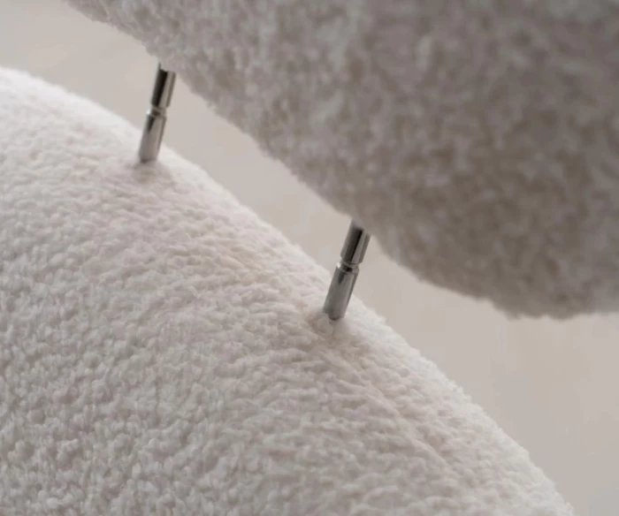 Η πολυθρόνα PUFF αποτελεί μια ιδανική επιλογή για όσους αναζητούν κουνιστές πολυθρόνες σαλονιού με μοντέρνο σχεδιασμό και υψηλή άνεση. Συνδυάζει εργονομία, ποιοτικά υλικά και minimal αισθητική, προσφέροντας μια ολοκληρωμένη λύση για χαλάρωση σε κάθε σύγχρονο χώρο.