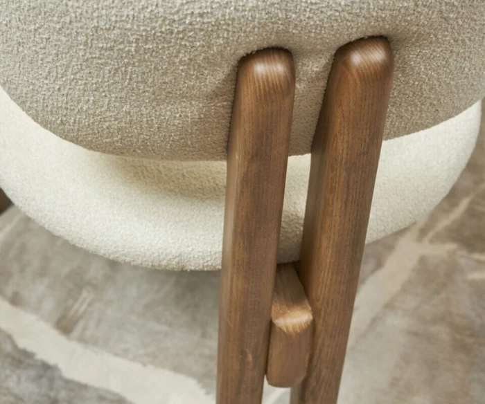 Η ξύλινη καρέκλα τραπεζαρίας είναι ιδανική για όσους αναζητούν μοντέρνες καρέκλες dining με υψηλή ποιότητα κατασκευής. Κατάλληλη για οικιακή και επαγγελματική χρήση, προσφέρει άνεση, αντοχή και κομψότητα.