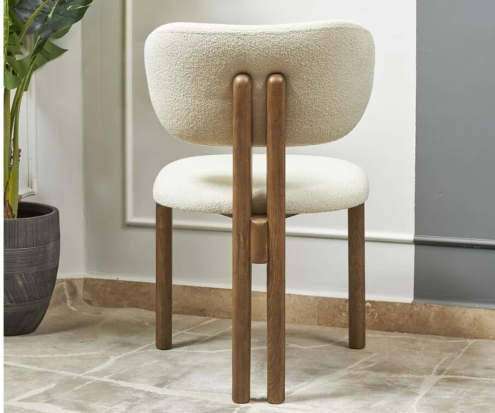 Η ξύλινη καρέκλα τραπεζαρίας είναι ιδανική για όσους αναζητούν μοντέρνες καρέκλες dining με υψηλή ποιότητα κατασκευής. Κατάλληλη για οικιακή και επαγγελματική χρήση, προσφέρει άνεση, αντοχή και κομψότητα.