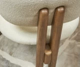 Η ξύλινη καρέκλα τραπεζαρίας είναι ιδανική για όσους αναζητούν μοντέρνες καρέκλες dining με υψηλή ποιότητα κατασκευής. Κατάλληλη για οικιακή και επαγγελματική χρήση, προσφέρει άνεση, αντοχή και κομψότητα.